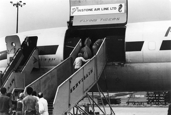 loading horses onto flying tigers aircraft